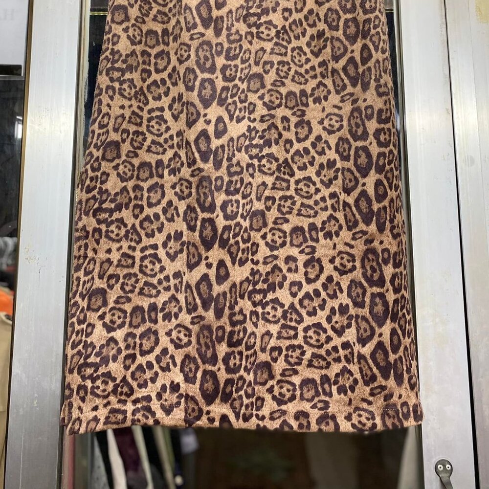 Stunning Long Dress with Bold Leopard Print - Picture 4 of 4